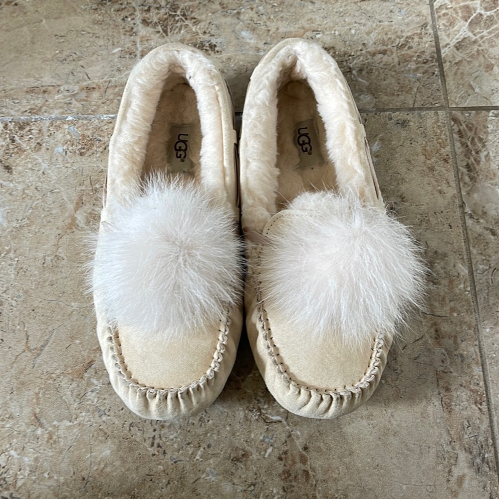 UGG womens Dakota Pompom slippers. Size 9